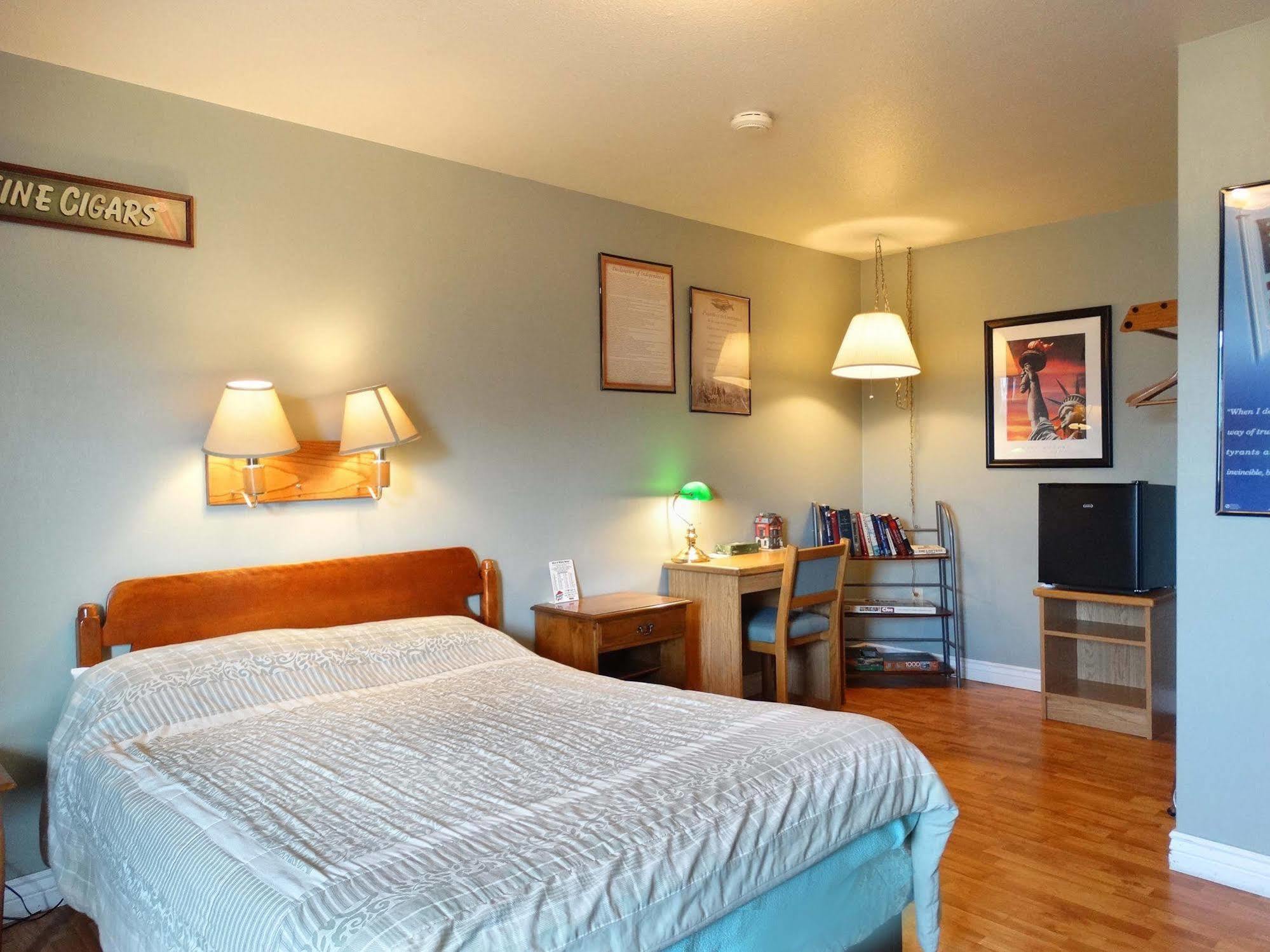 Blue And White Motel Kalispell Extérieur photo